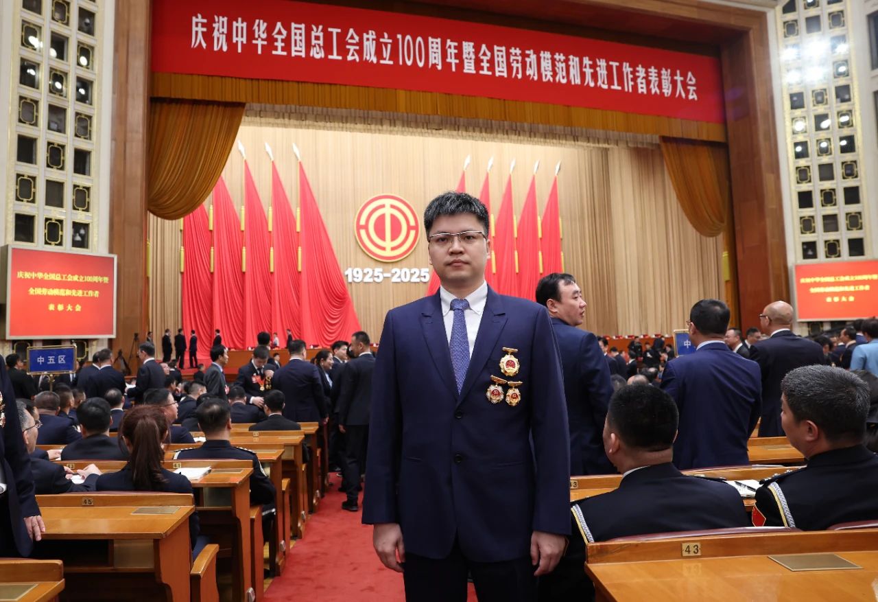 崔巍在人民大會堂接受“全國勞動模范”榮譽表彰！